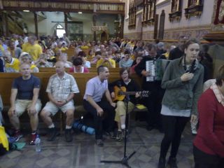 … a w czasie komunii św. pieśni wykonywała pielgrzymkowa grupa muzyczna w osobach: Krzysiu (wokal), Kasia (z gitarą) i kl. Tomek (z akordeonem)